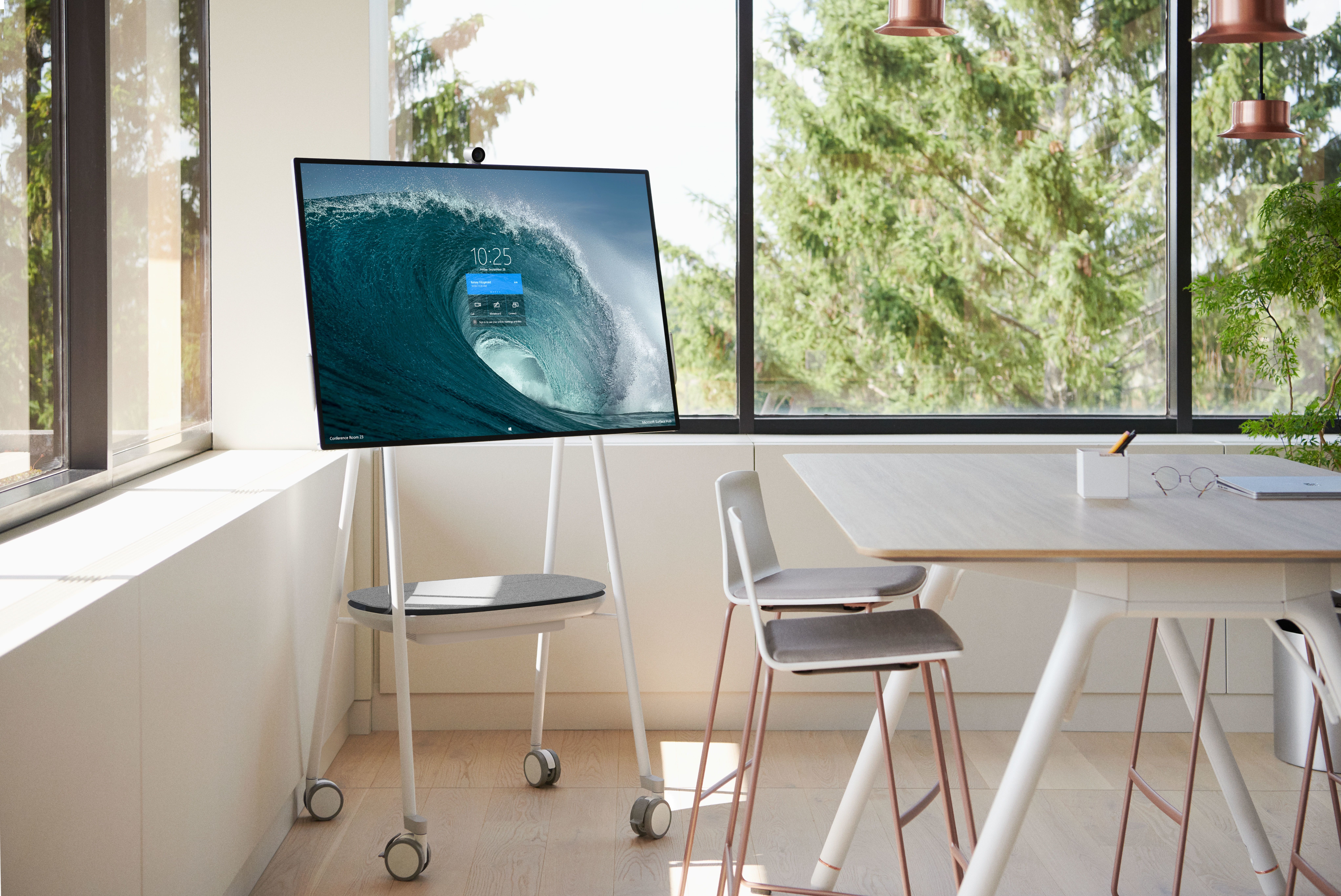 Sfeerfoto van de APC CSH2 Smart-UPS mobiele accu die wordt gebruikt voor een Microsoft Surface Hub 2S of Microsoft Surface Hub 3