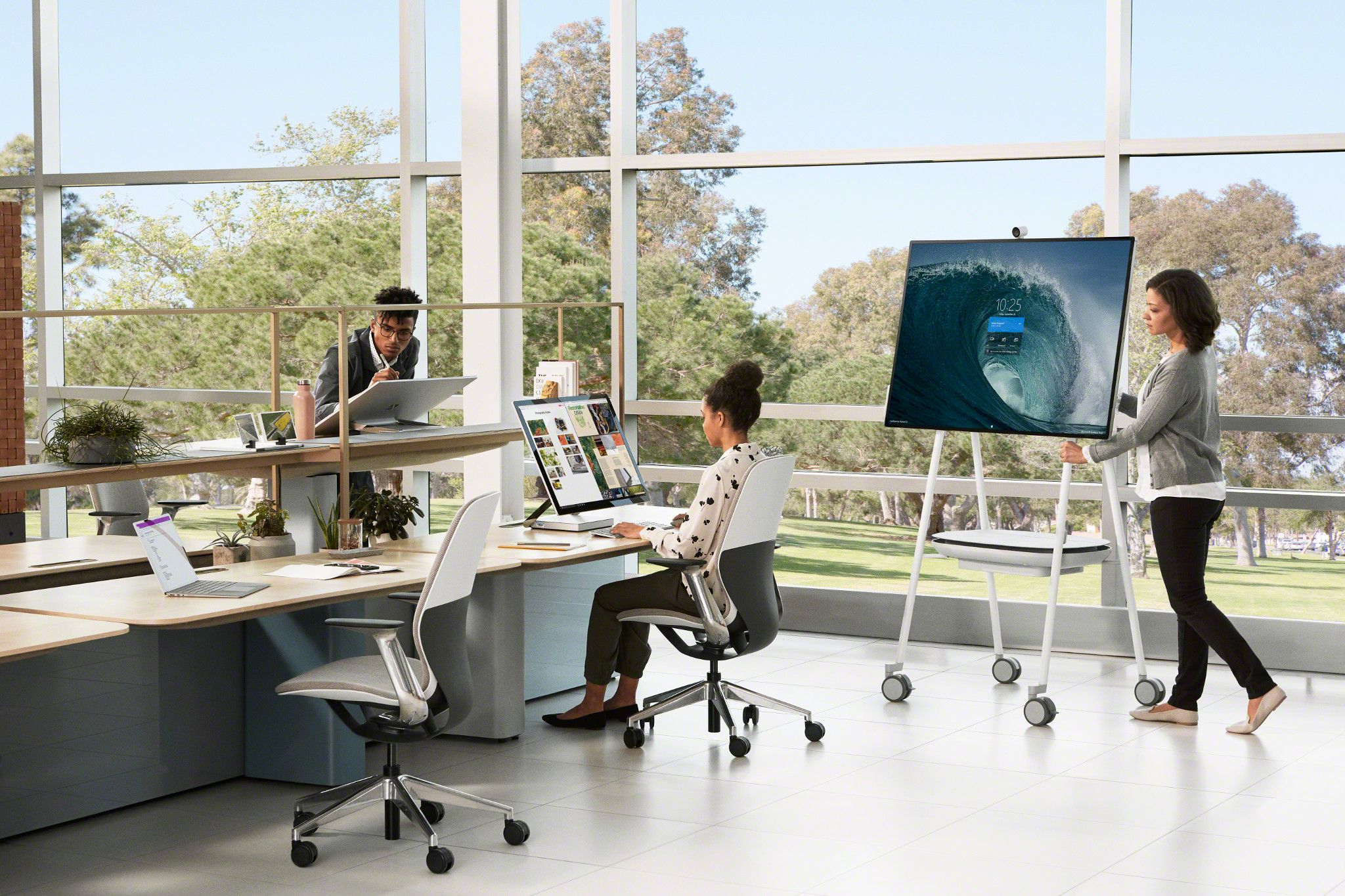 De APC CSH2 Smart-UPS mobiele accu die wordt ingezet in een creatieve werkomgeving met een Microsoft Surface Hub 2S of Microsoft Surface Hub 3