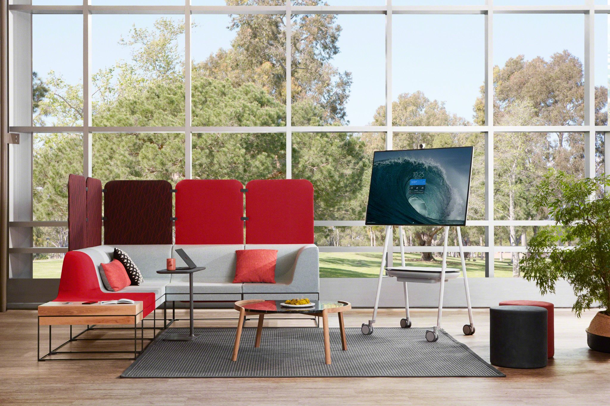 Sfeerfoto van de APC CSH2 Smart-UPS mobiele accu die wordt gebruikt voor een Microsoft Surface Hub 2S of Microsoft Surface Hub 3