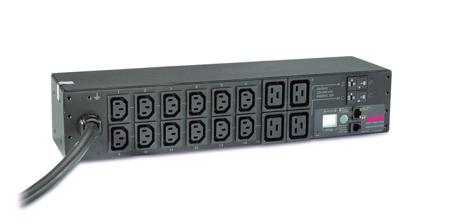 De APC NetShelter AP7822B Metered Rack PDU schuin van linksvoor met alle uitgangen zichtbaar