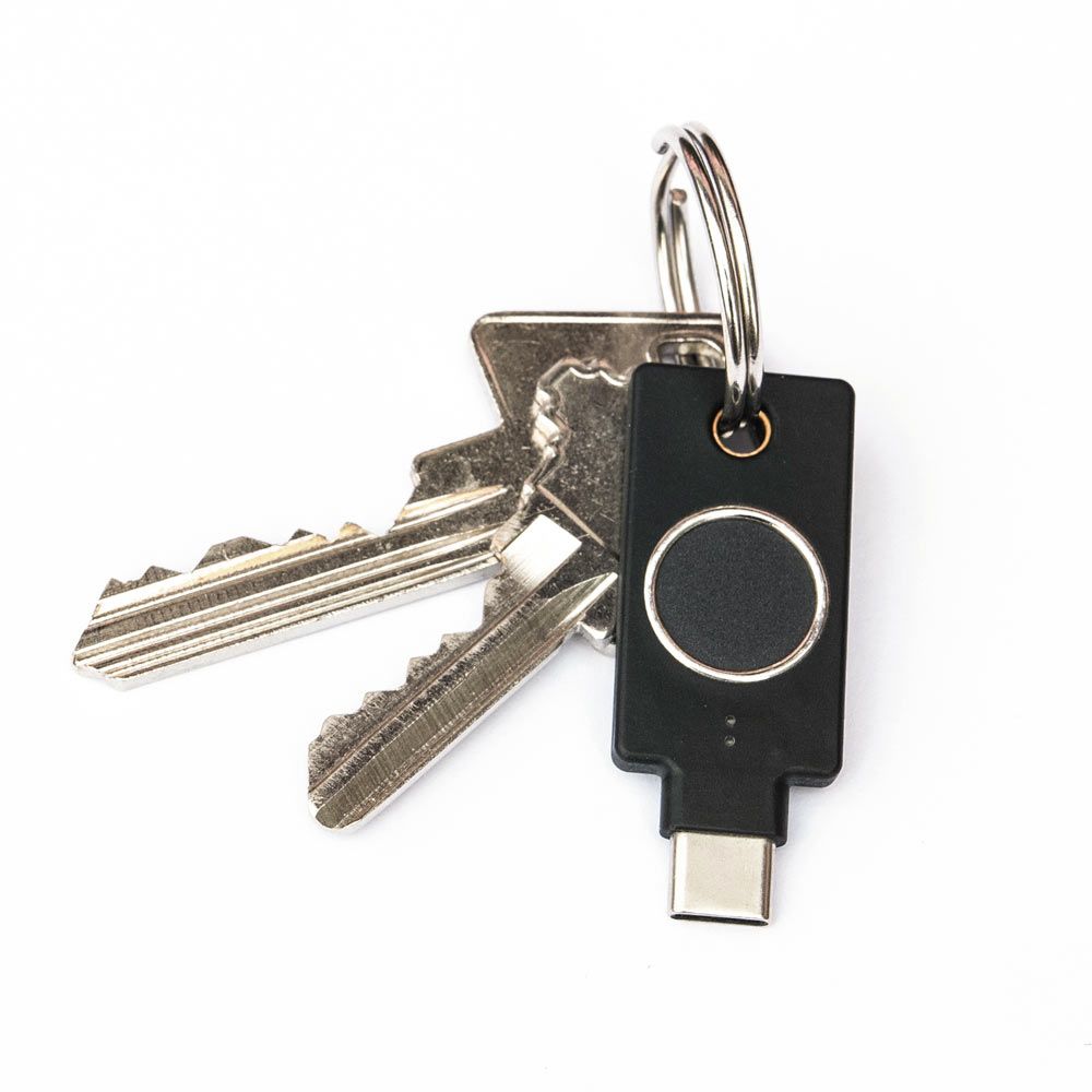 Yubico YubiKey Bio USB-C security key aan een sleutelbos