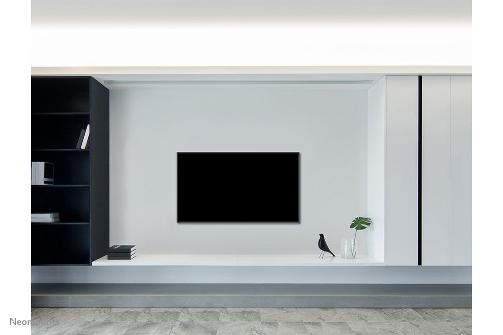 Een beeldscherm aan de muur gemonteerd in een strakke omgeving met de Neomounts WL30-550BL14 muurbeugel voor displays van 32'' tot 75''