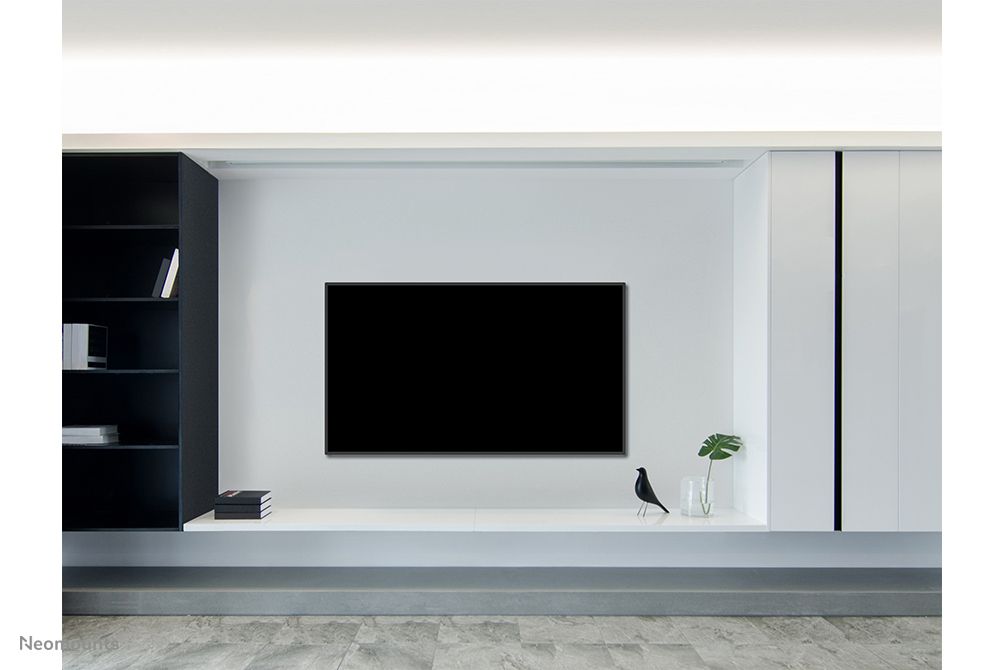 Een beeldscherm aan de muur gemonteerd met de Neomounts WL30-550BL16 muurbeugel voor displays van 42" tot 86" in een strakke omgeving