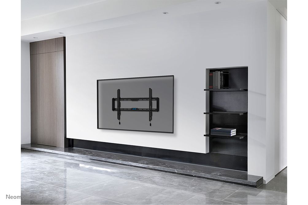 De Neomounts WL30-550BL16 muurbeugel voor displays van 42" tot 86" aan de wand gemonteerd in een zakelijke omgeving