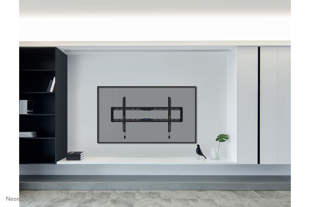 De Neomounts WL30-550BL18 muurbeugel voor displays van 43'' tot 86'' aan de wand gemonteerd in een strakke omgeving