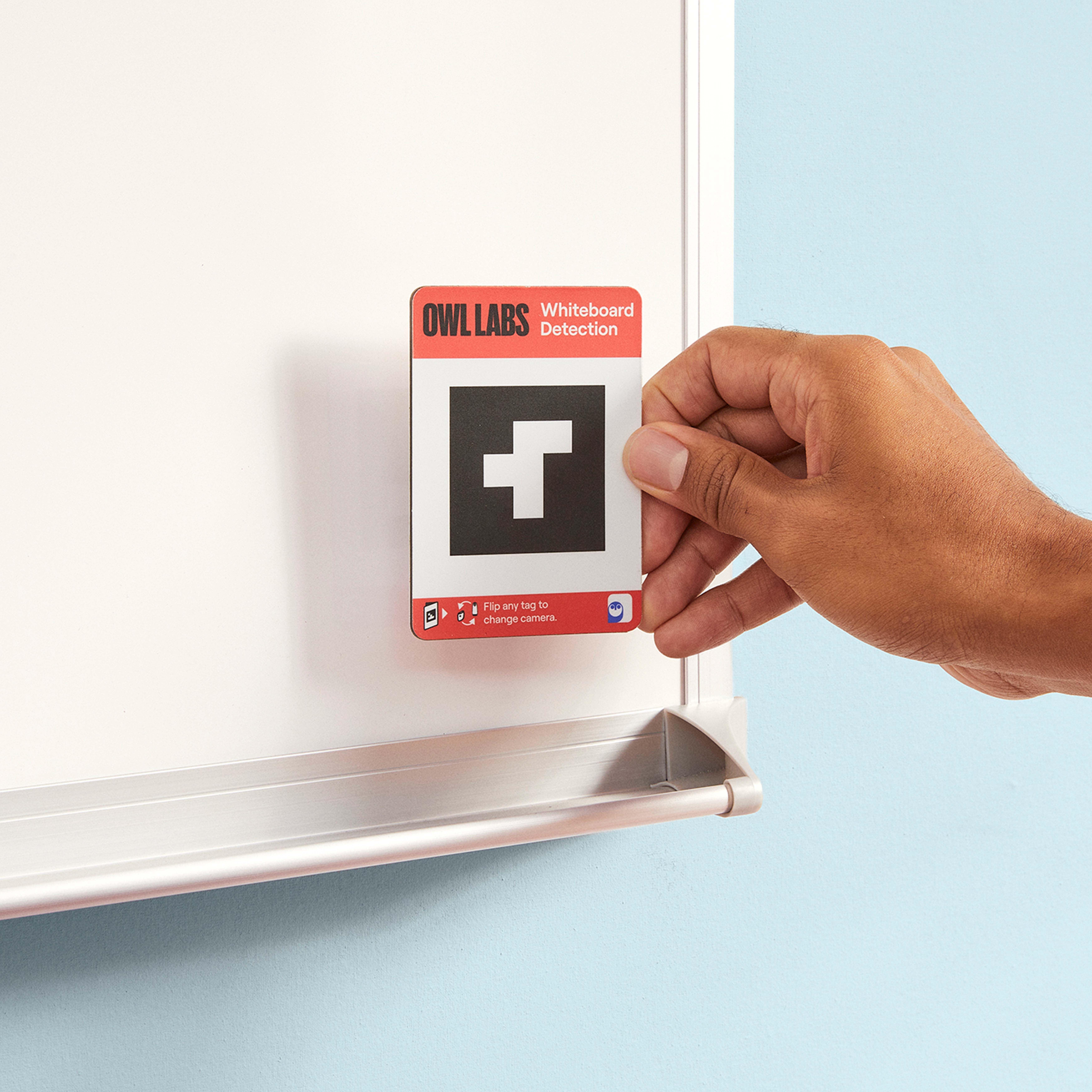 De magnetische tag die bij de Owl Labs Whiteboard Owl camera hoort.