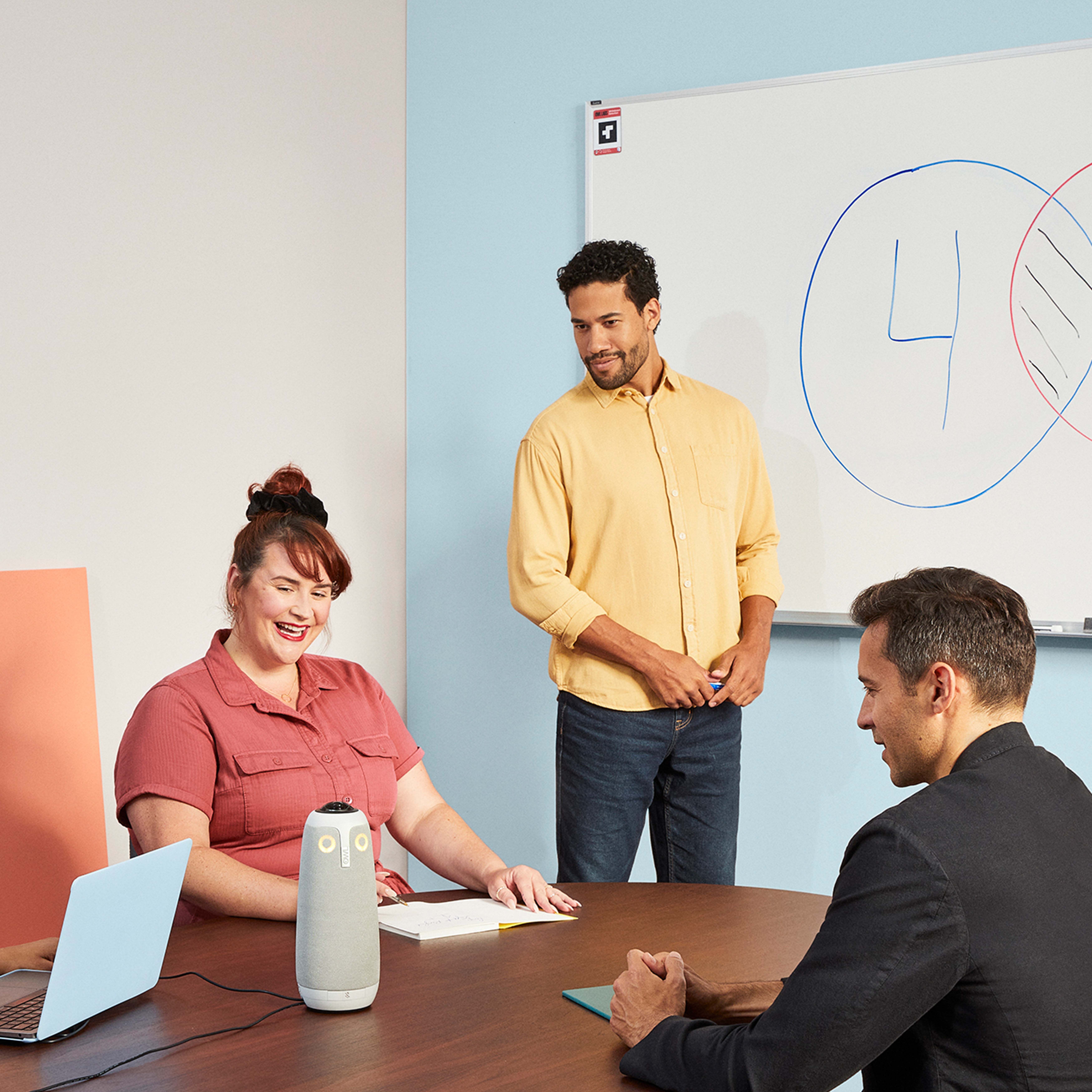 De magnetische whiteboard tag van de Owl Labs Whiteboard Owl camera in gebruik op een whiteboard in een vergaderruimte