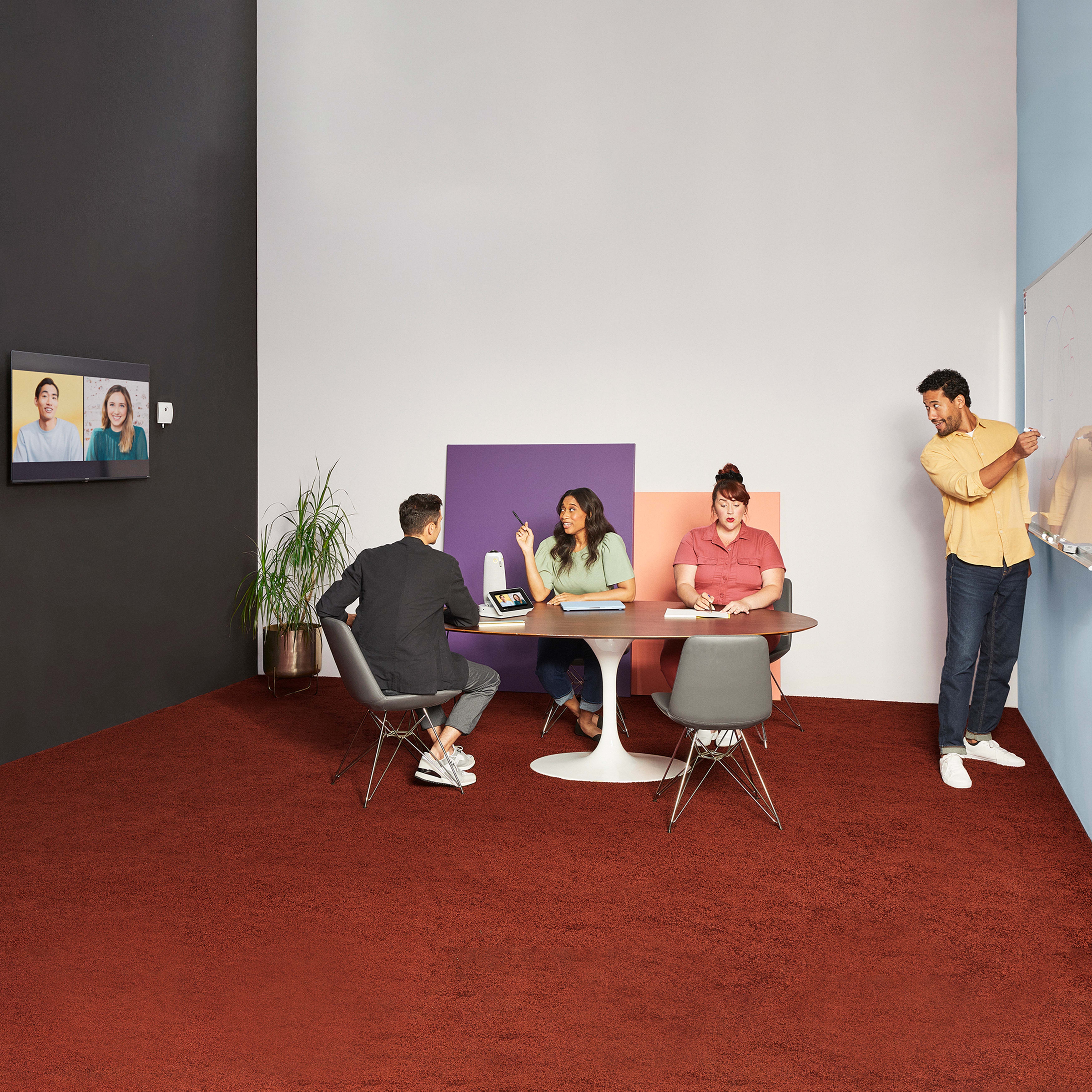 De Owl Labs Whiteboard Owl camera in gebruik tijdens een hybride vergadering in een kleine vergaderruimte