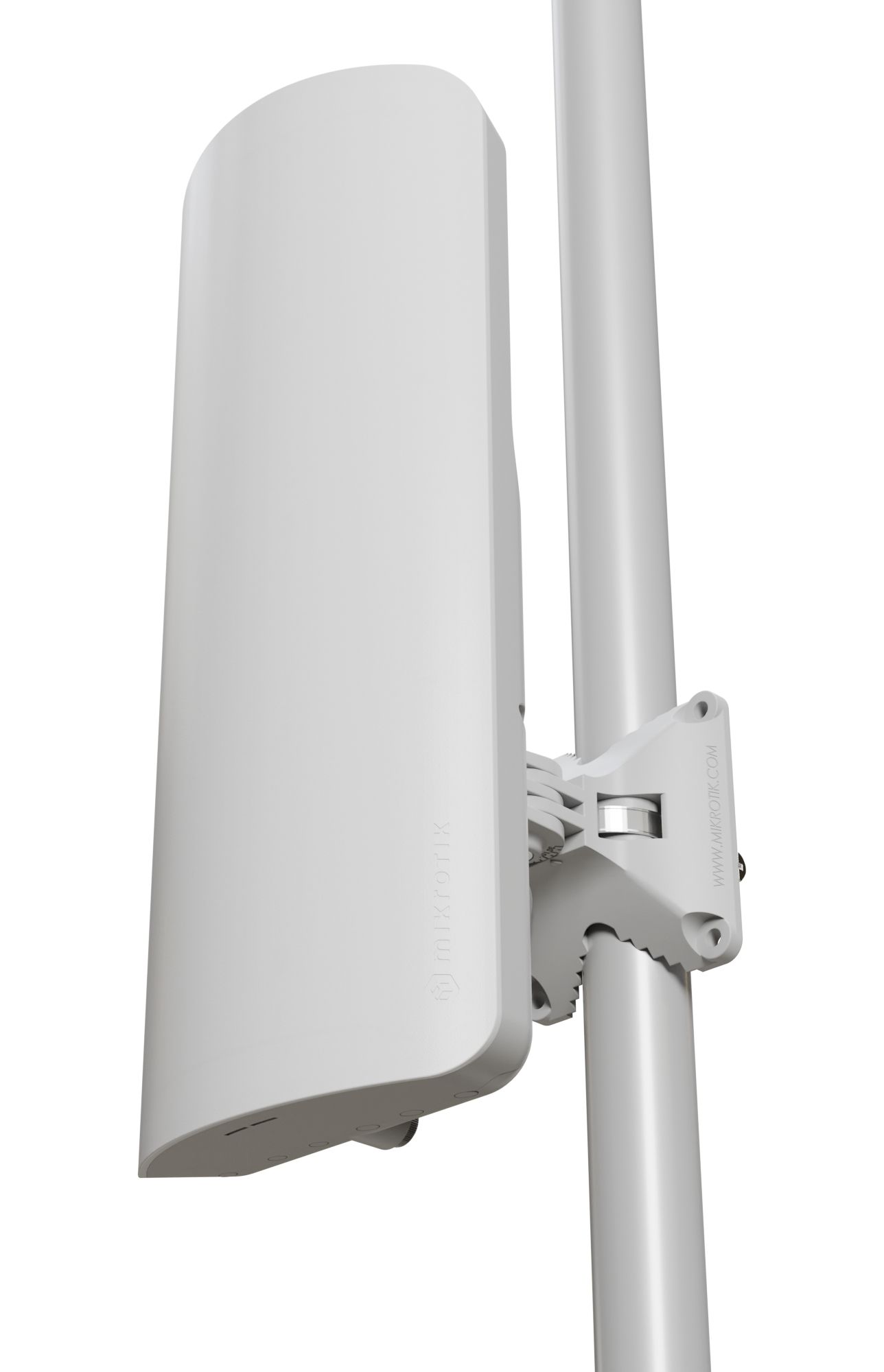Het MikroTik mANTBox ax 15s dual-band WiFi 6 outdoor access point met sectorantenne voor point-to-multipoint verbindingen gemonteerd aan een paal