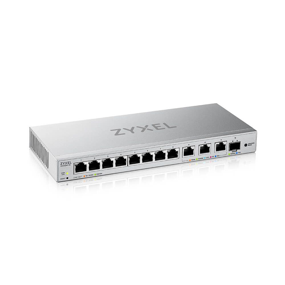 Linker zijkant en voorkant van de Zyxel XGS1250-12 v2 12-poorts switch