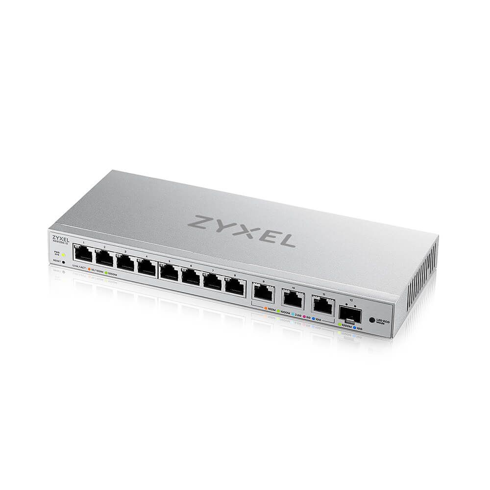 Rechter zijkant en voorkant van de Zyxel XGS1250-12 v2 12-poorts switch
