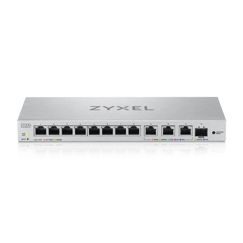 Voorkant van de Zyxel XGS1250-12 v2 12-poorts switch en de bovenkant met het Zyxel logo