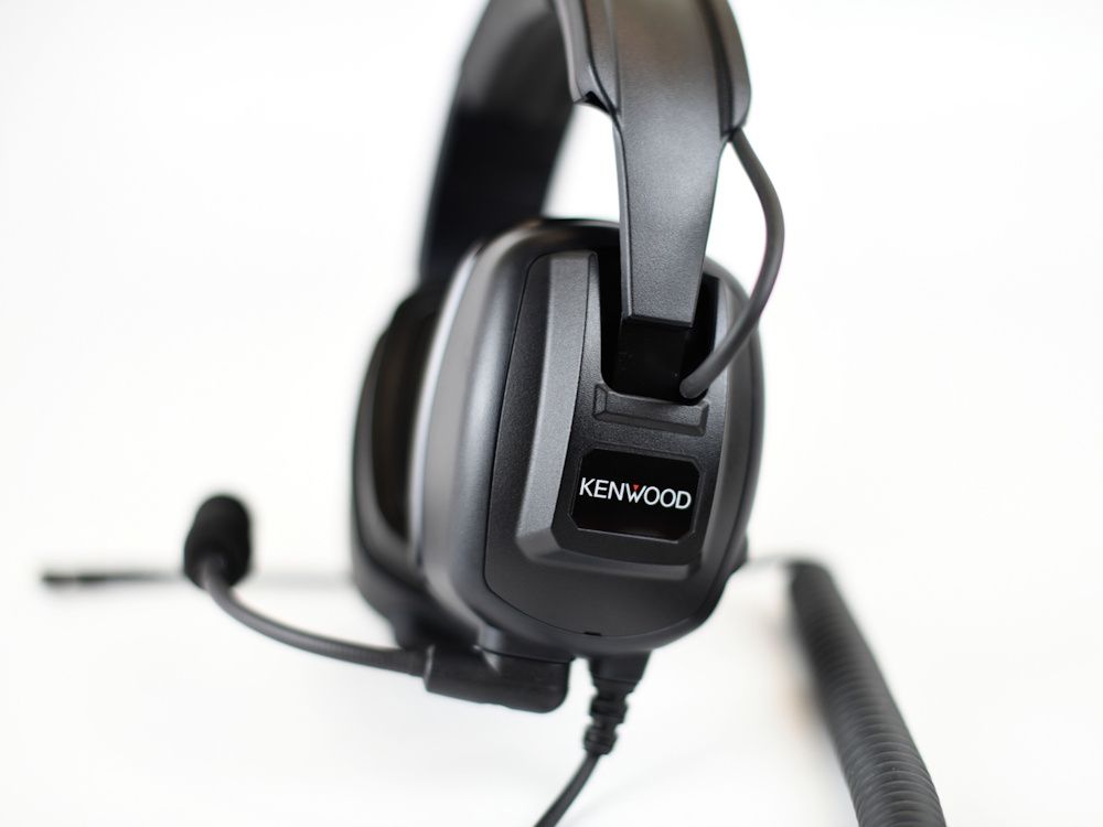 Oorkap van de zijkant van de Kenwood KHS-10DC-OH headset met gehoorbescherming voor 2-pin Kenwood portofoons