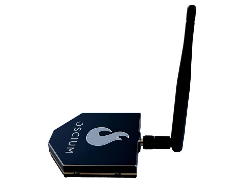 Zijkant van de MetaGeek Oscium Wi-Spy Lucid WiFi Spectrum Analyzer met externe omni-antenne
