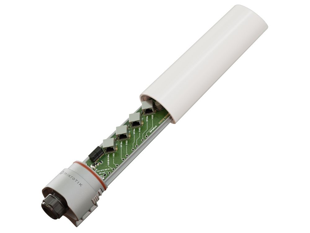 Binnenkant van de MikroTik GPeRx4 PoE extender met de vier ethernetpoorten waarvan 1x PoE++ input en 3x PoE+ output