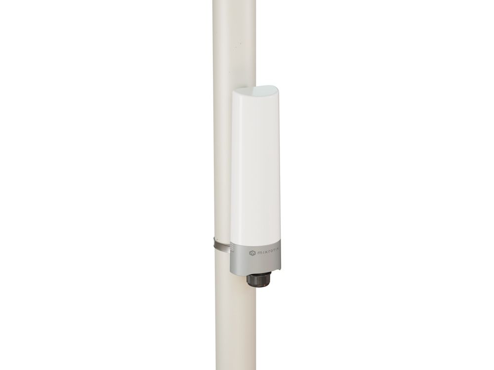 De MikroTik GPeRx4 PoE extender gemonteerd aan een paal