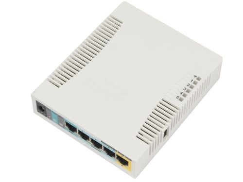 Bovenkant en de aansluitingen van de MikroTik RB951Ui-2HnD WiFi router