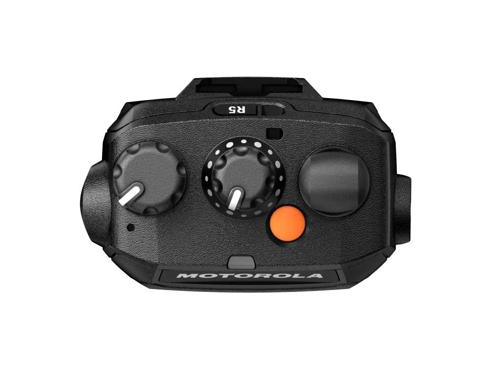 Bovenkant van de Motorola R5 LKP UHF portofoon met kanaalkeuzeknop en volumeknop en noodknop en antenne