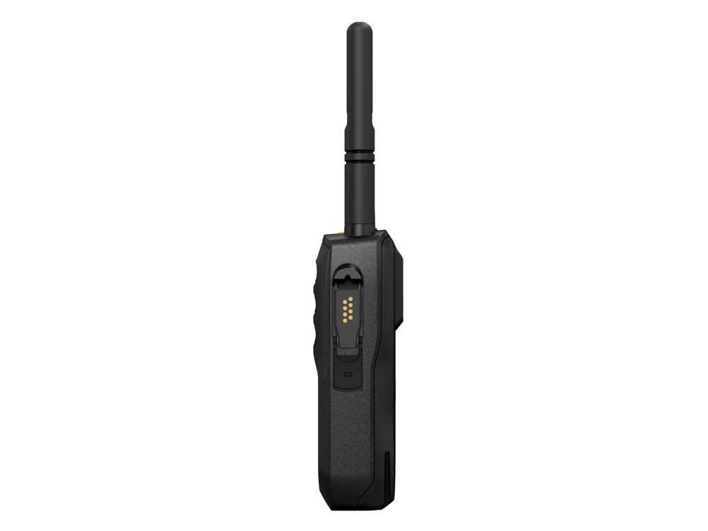 Rechter zijkant van de Motorola R5 LKP VHF portofoon met accessoire-connector