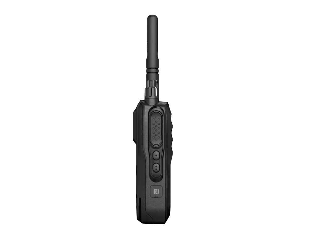 Linker zijkant van de Motorola R5 LKP UHF portofoon met PTT knop en programmeerbare knoppen