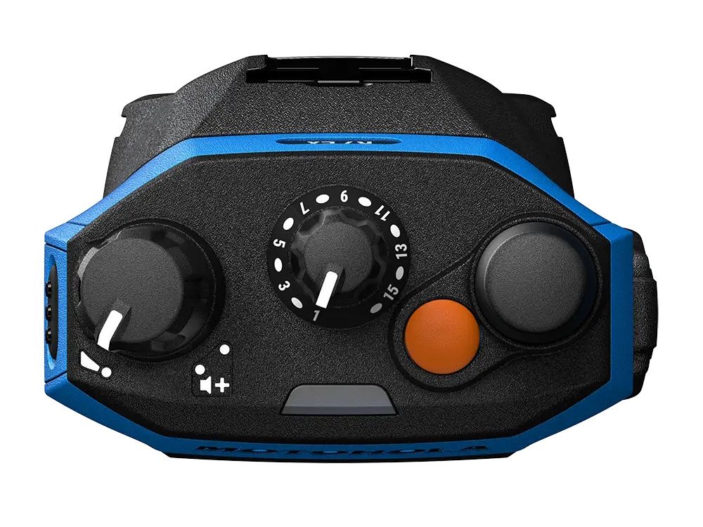 Bovenkant van de Motorola R7Ex ATEX UHF portofoon met lader en zonder display met kanaalkeuzeknop en rode noodknop en volumeknop