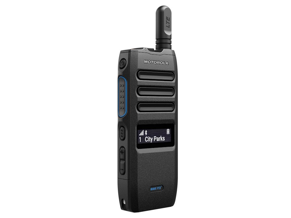 Linker zijkant met knoppen en voorkant van de Motorola TLK110 Wave PTX 4G LTE portofoon