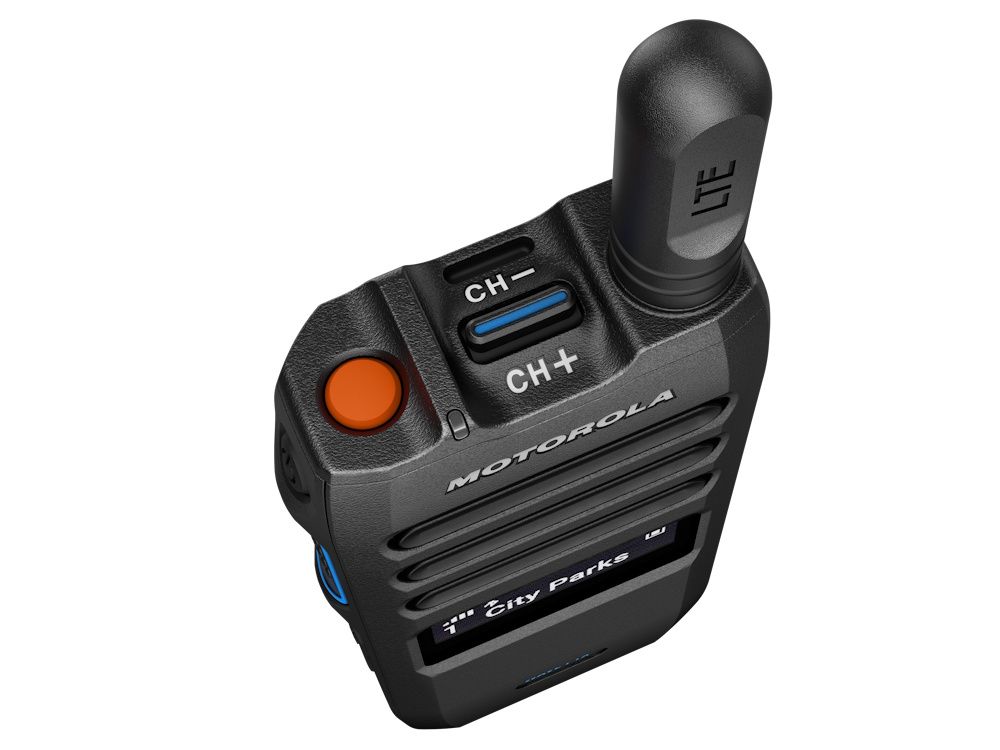 Bovenkant van de Motorola TLK110 Wave PTX 4G LTE portofoon met noodknop en kanaalknop en antenne