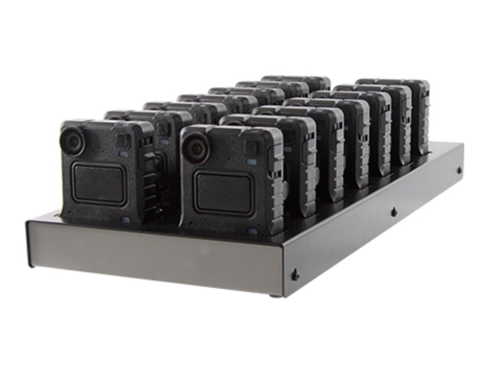 Het Motorola VB400 14-port USB dock met daarin 14 bodycams op te laden
