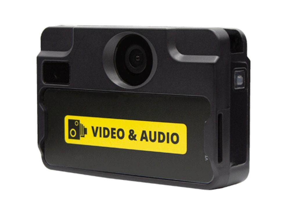 Voorkant van de Motorola VT100 bodycam met HD camera en label