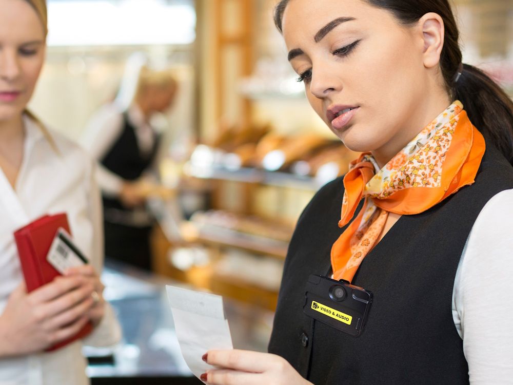 De Motorola VT100 bodycam in gebruik in een retail omgeving of winkel