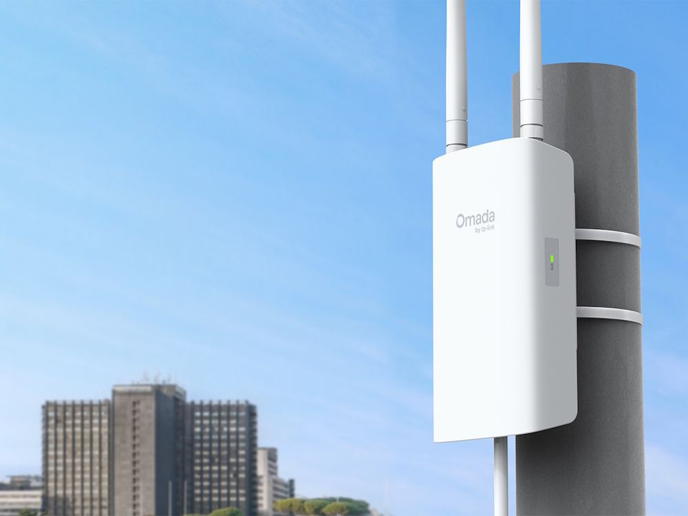 Het Omada by TP-Link EAP603-Outdoor WiFi 6 outdoor access point buiten aan een paal gemonteerd