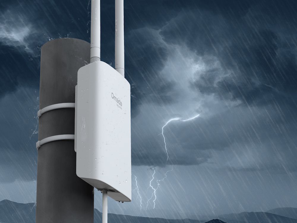 Het Omada by TP-Link EAP603-Outdoor WiFi 6 outdoor access point buiten in de regen aan een paal gemonteerd