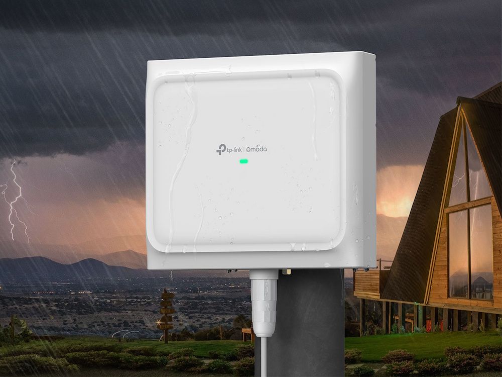 Sfeerfoto van het Omada by TP-Link EAP772-Outdoor WiFi 7 access point met een waterdichte behuizing gemonteerd aan een paal buiten bij een huis in de regen met onweer.