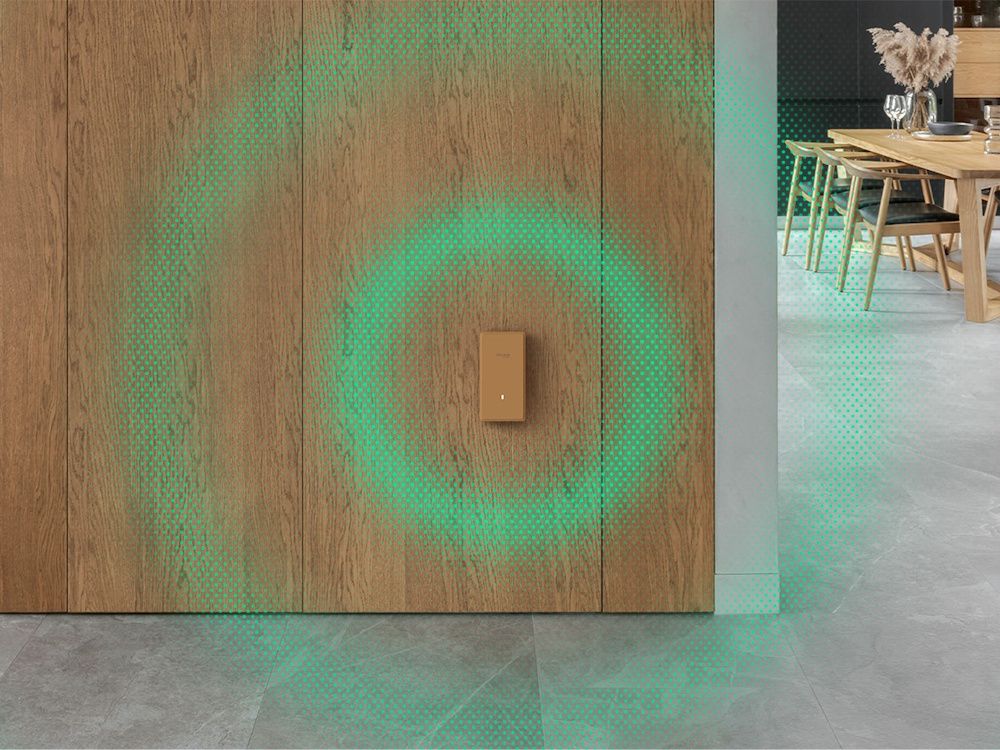 Het Omada by TP-Link EAP775-Wall indoor WiFi 7 in-wall access point met geschilderde behuizing in gebruik