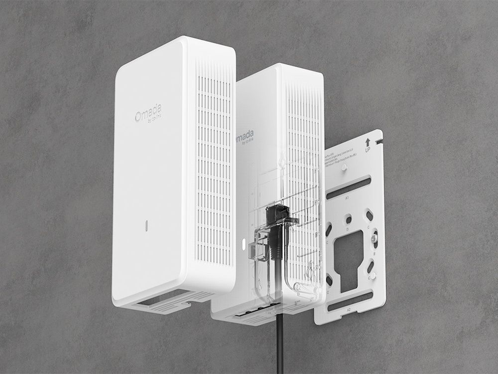 Het Omada by TP-Link EAP775-Wall indoor WiFi 7 wall access point op de muur gemonteerd met bekabeling langs de muur