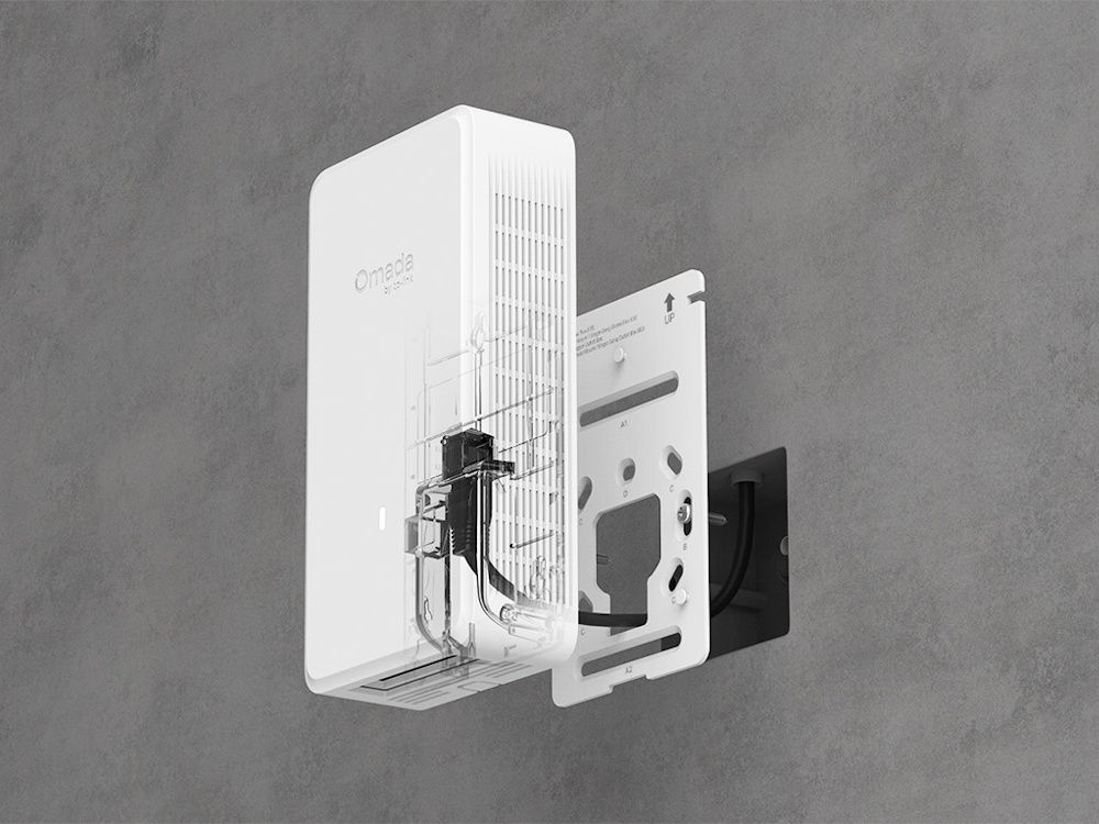 Het Omada by TP-Link EAP775-Wall indoor WiFi 7 in-wall access point met een single gang outlet box voor in-wall installatie