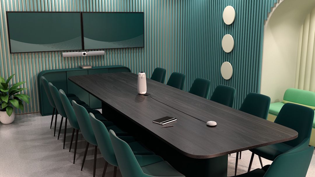De Owl Labs Owl Bar alles-in-één 4K videobar samen met een Meeting Owl en expansion microfoon geplaatst in een grote vergaderruimte voor hybride vergaderingen