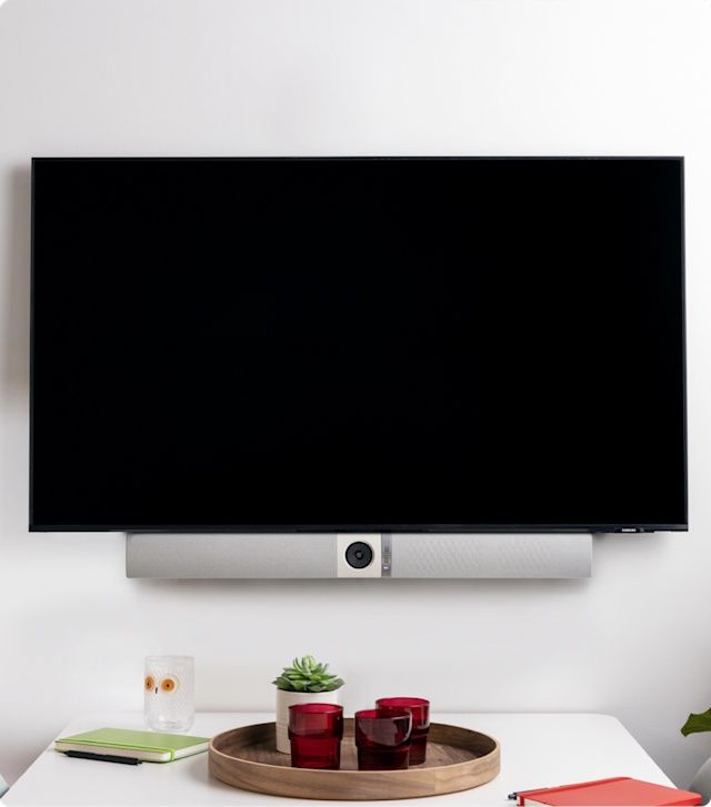 De Owl Labs Owl Bar alles-in-één 4K videobar met wandsteun aan de muur