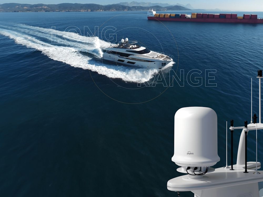 Sfeerfoto van de Peplink Dome Pro LR 5G router in gebruik voor maritieme toepassingen op een schip of boot op zee