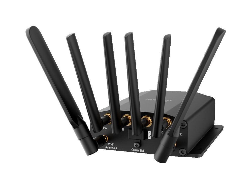 De Peplink MAX BR1 Mini 5G router met WiFi antennes en 5G antennes