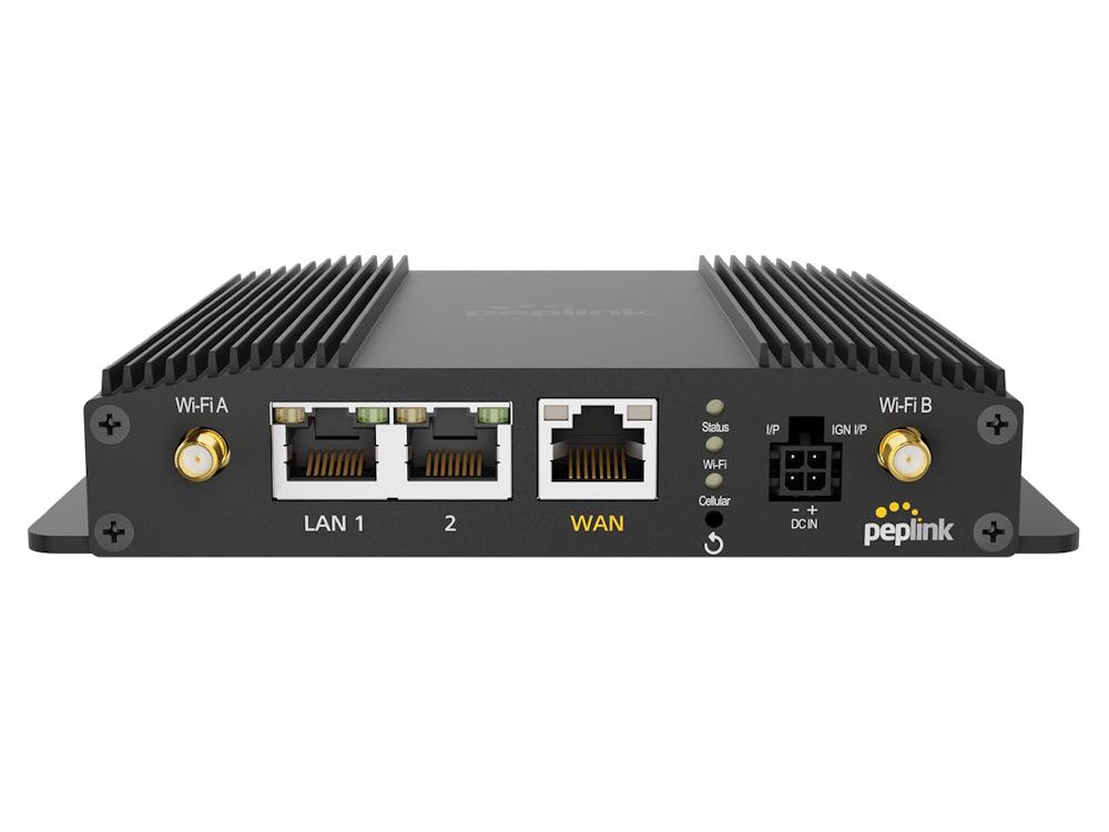 Voorkant van de Peplink MAX BR1 Pro LTEA mobiele router met WAN en LAN ethernetpoorten en de aansluitingen voor WiFi antennes