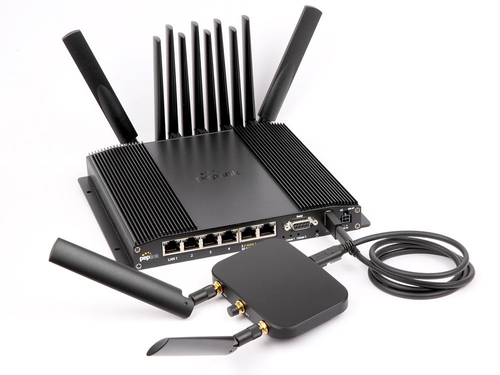 De Peplink MAX BR2 Pro 5G Global router met aangesloten antennes