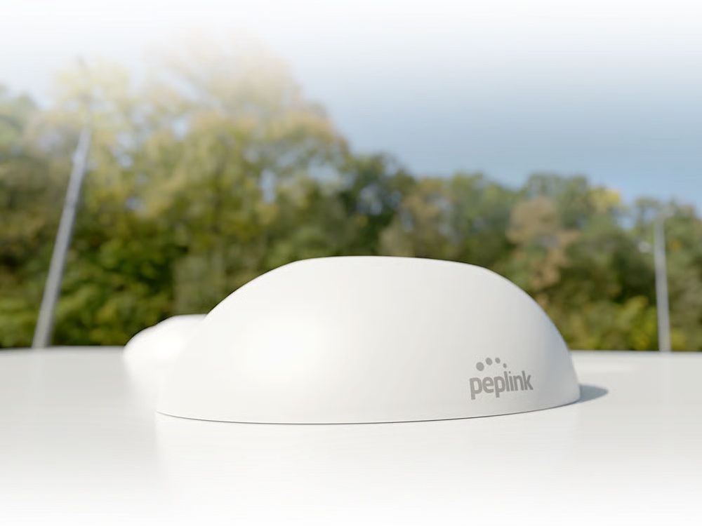 De Peplink MAX HD1 Dome Pro 5G router buiten bovenop een voertuig geschroefd.