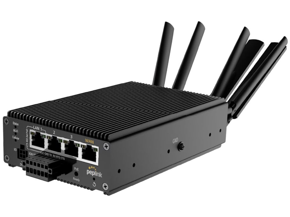 De Peplink MAX Transit Pro E 5G rugged mobiele 5G router met externe antennes aangesloten