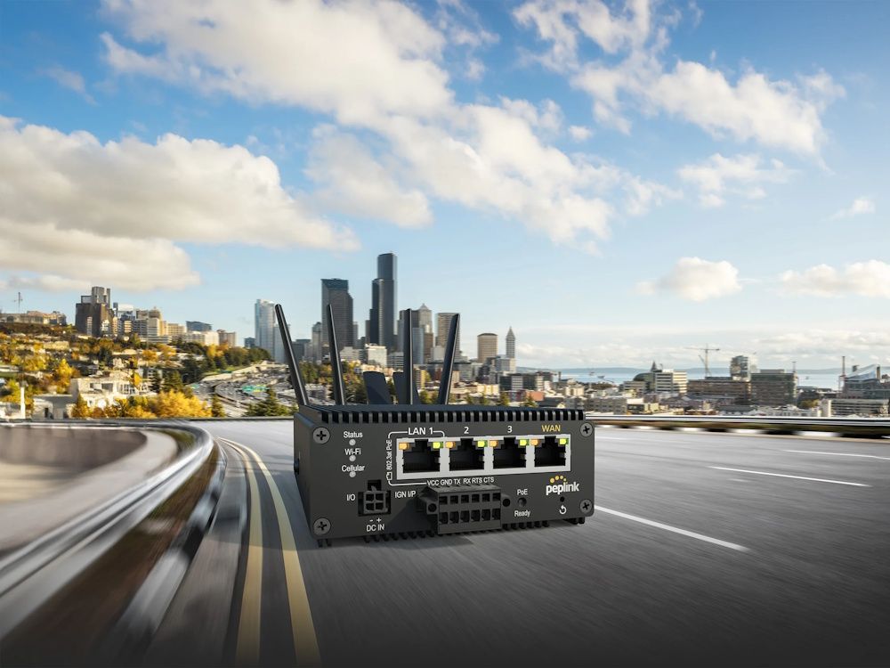 Sfeerafbeelding van de Peplink MAX Transit Pro E 5G rugged mobiele 5G router die op een snelweg staat als symbool voor de mobiele router voor transport