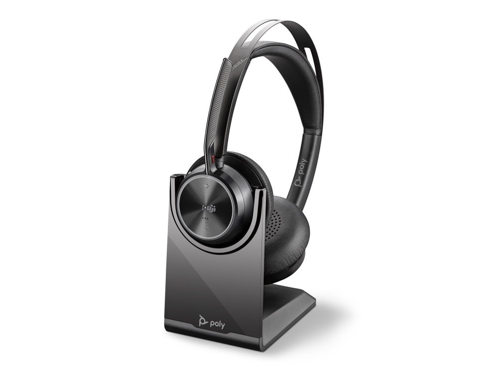 Poly Voyager Focus 2 serie headset met Bluetooth dongle en laadkabel en optioneel laadstation