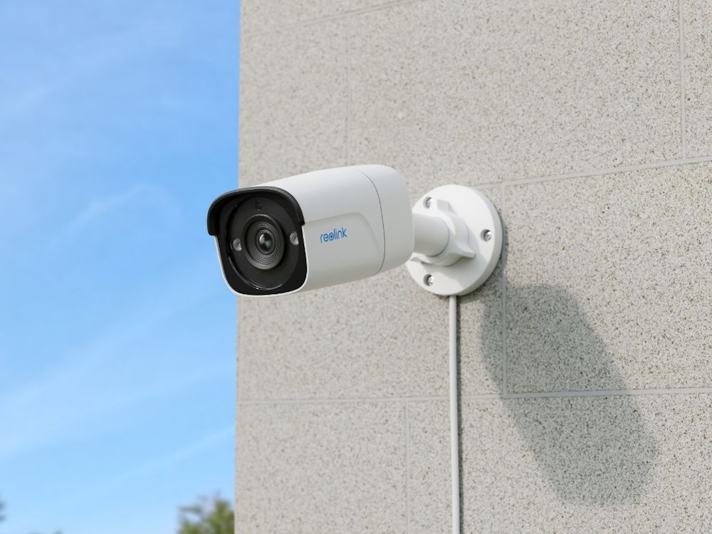 Reolink P320 5MP outdoor bullet camera gemonteerd aan de muur buiten