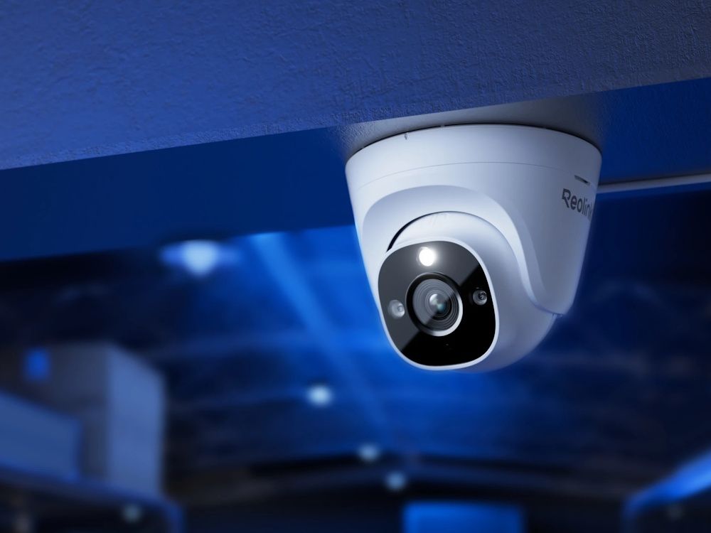 De Reolink Pro RP-PCT8M slimme 4K 8MP outdoor PoE camera met IR- en kleurennachtzicht gemonteerd aan het plafond in een donker magazijn