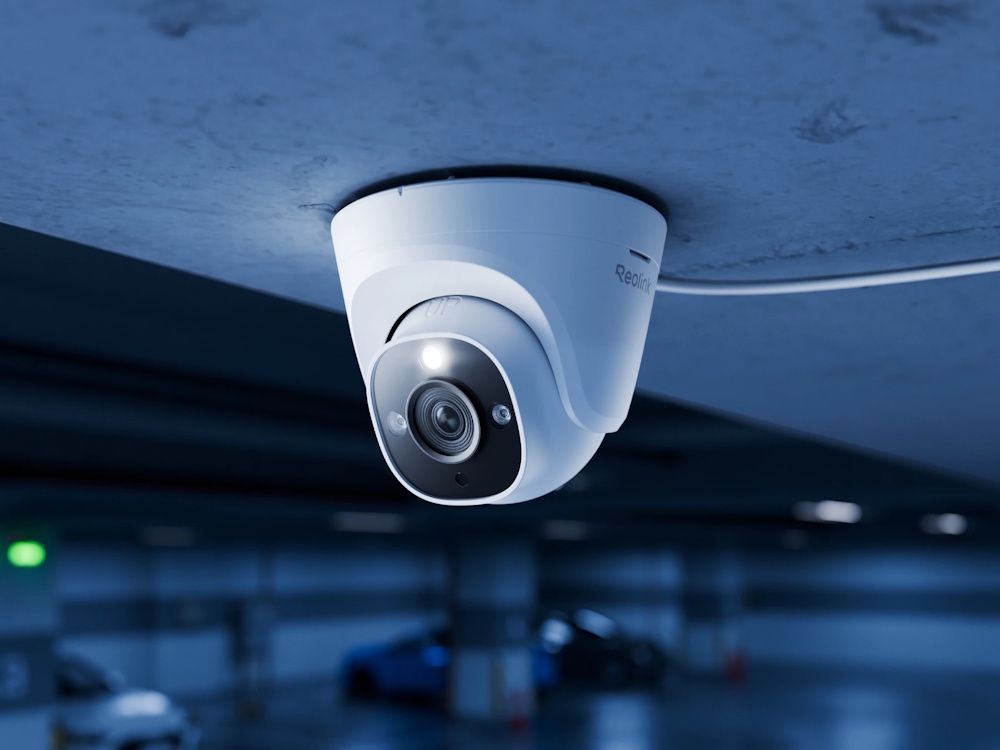 De Reolink Pro RP-PCT12M-W 12MP outdoor PoE slimme camera met spotlights aan het plafond gemonteerd in het donker