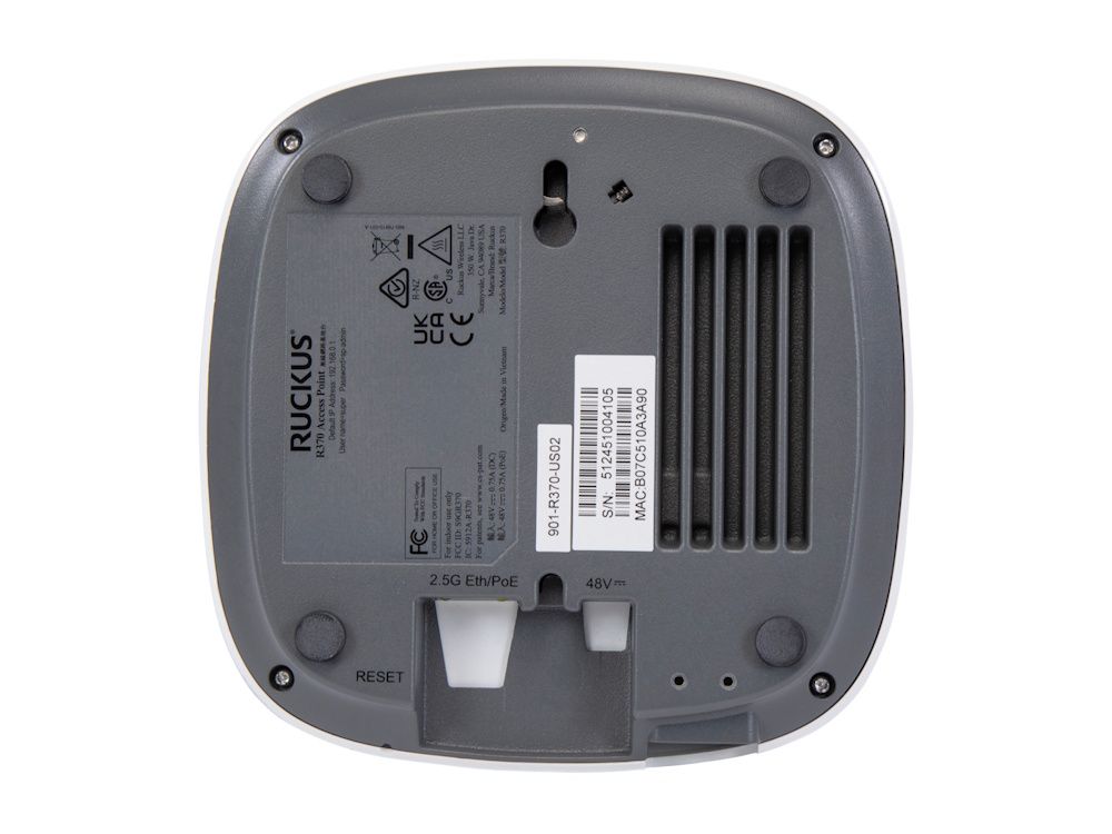 Achterkant van het Ruckus R370 Unleashed WiFi 7 indoor access point gekanteld